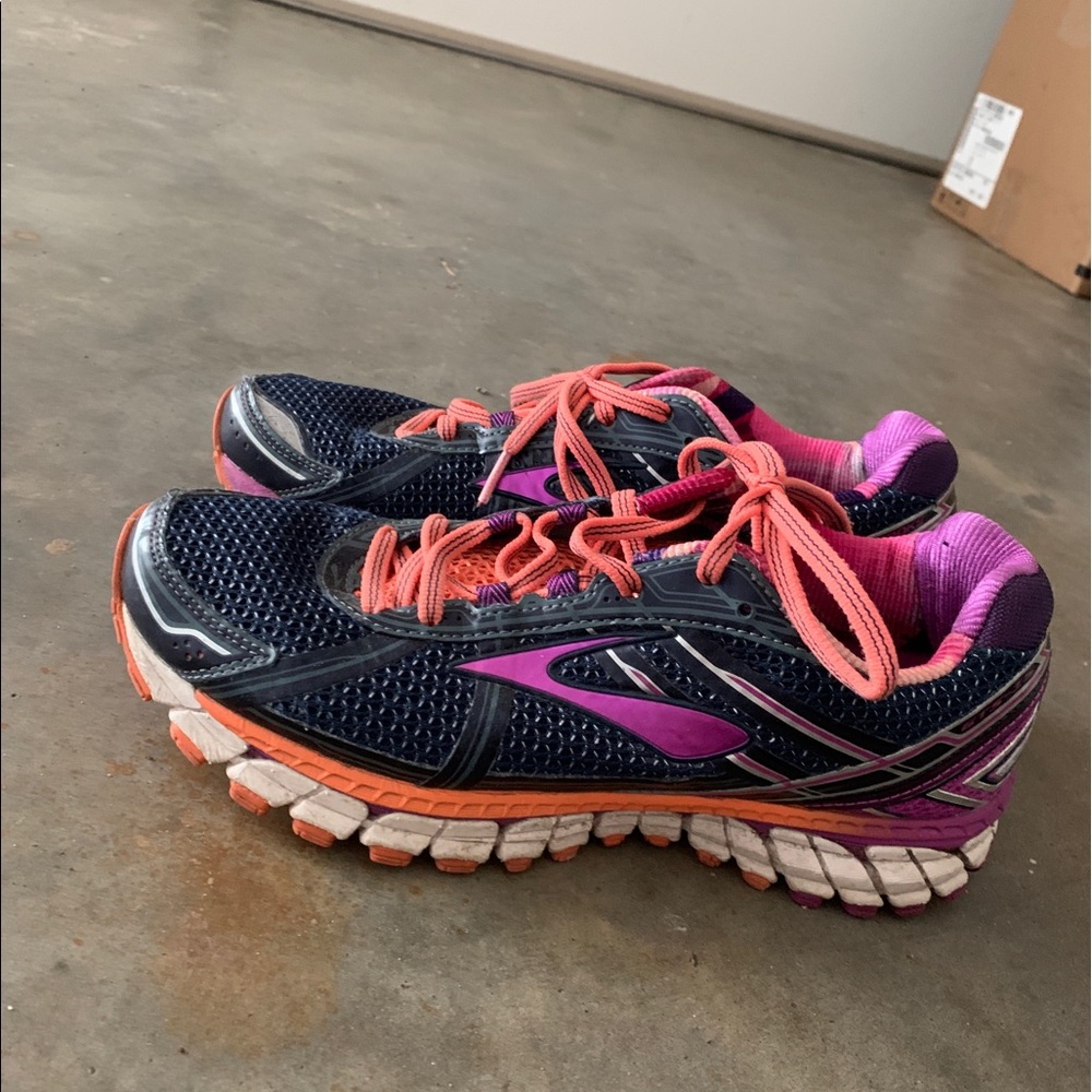 Brooks tenis shoes